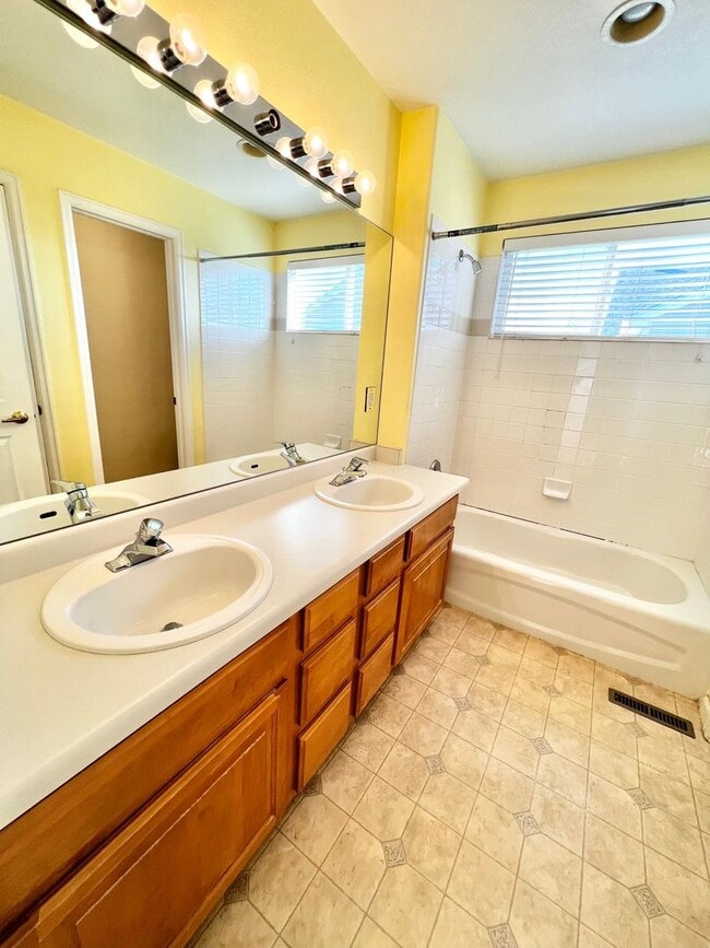 Building Photo - 4 bed, 3 bath Home in Huntington Hills Nei...