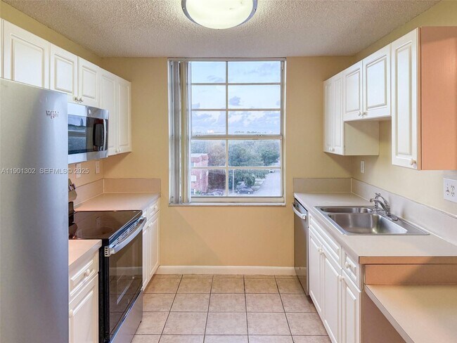 Building Photo - 520 SE 5 Ave