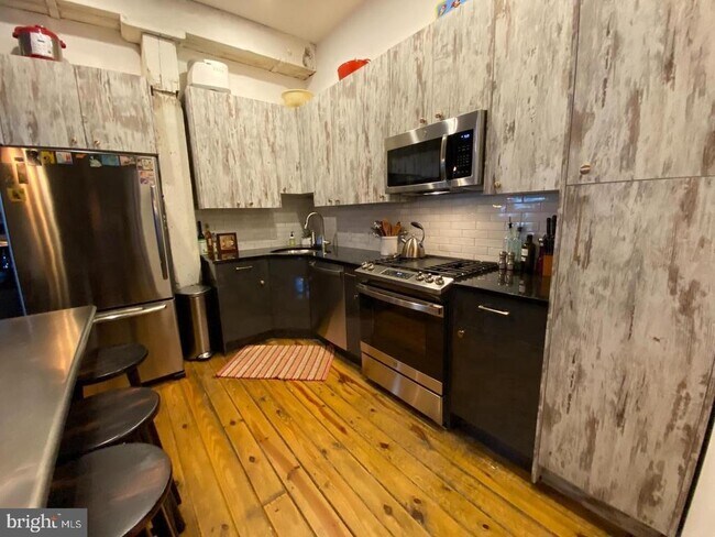 Building Photo - 828 N Hancock St