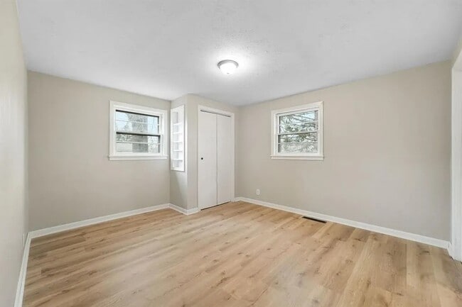 Building Photo - 13 Brookside Ave W