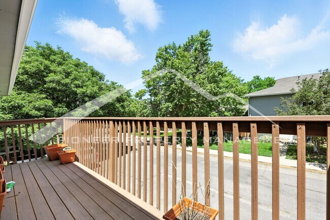 Building Photo - Spacious Townhouse with Washer/Dryer and C...