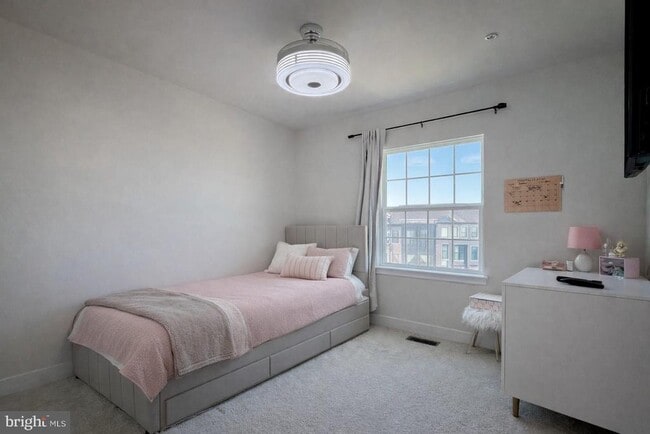 Building Photo - 134 Smt Pt Blvd