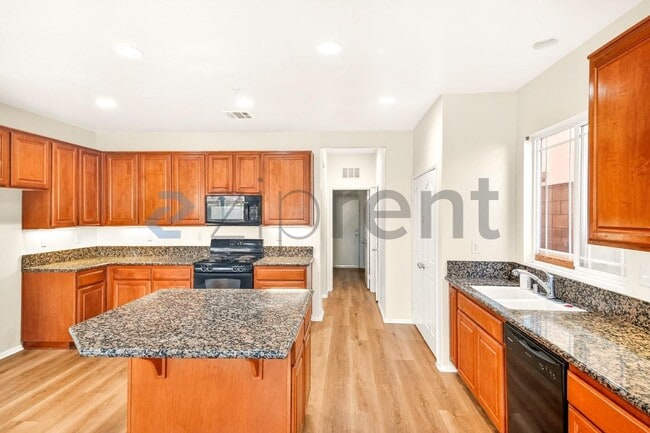 Building Photo - 6085 Medinah St