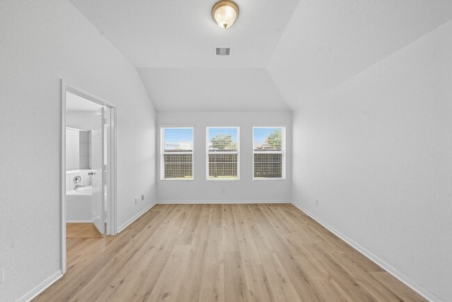 Building Photo - 14730 Fir Knoll Way