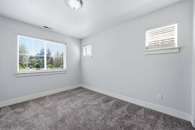Building Photo - 3BR/2.5BA Townhome in Larkspur — Old Mill, Downtown & Bachelor All Close By