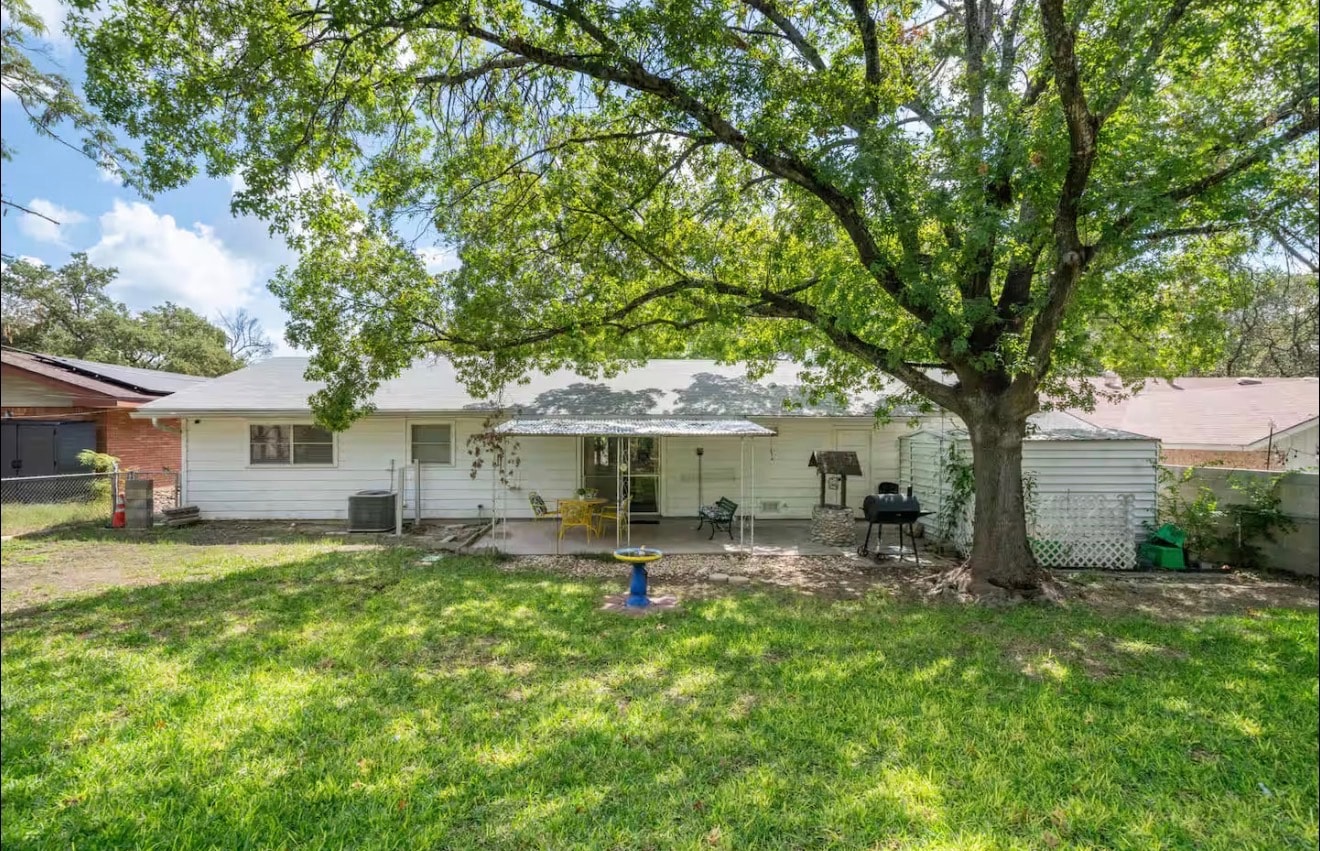 Building Photo - Room in House on Burr Oak Dr