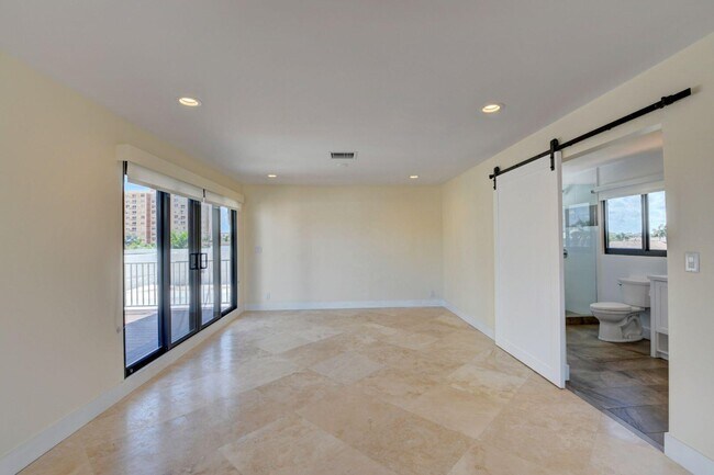 Building Photo - 1121 Bel Air Dr