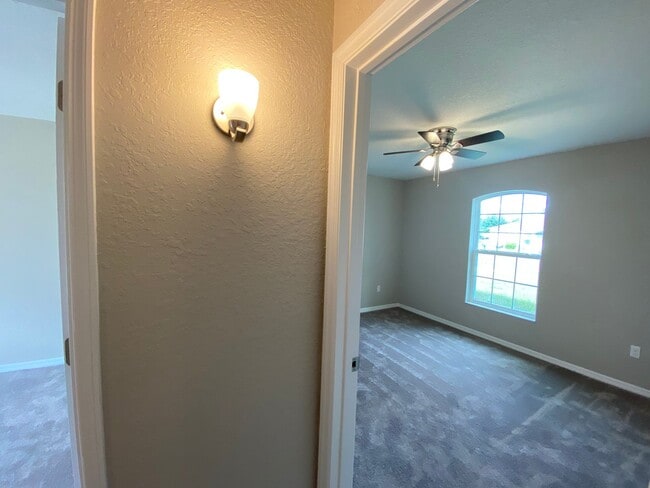 Building Photo - Desirable SE Ocala neighborhood 3/2/2 ** Wont Last**