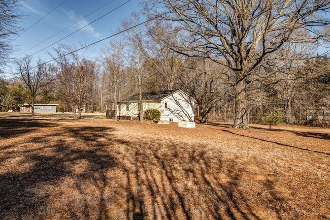 Building Photo - Colfax - Charming house with new flooring,...