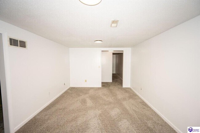 Building Photo - 1813 Lakewood Dr