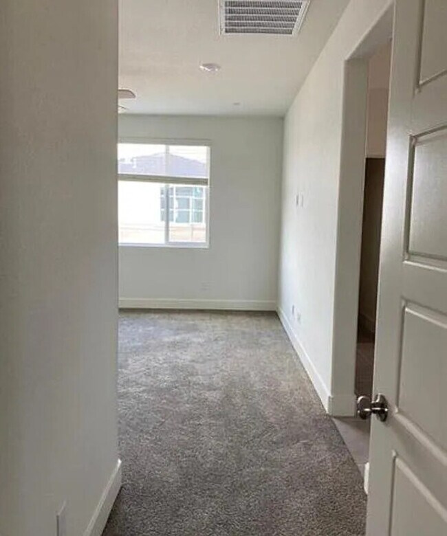 Building Photo - 2434 Urdaneta Way