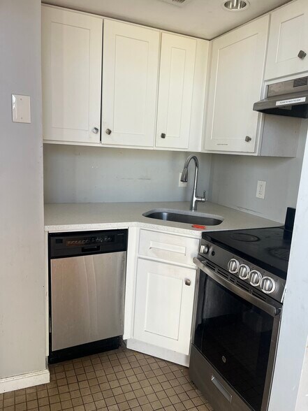 Building Photo - 491 Valley St