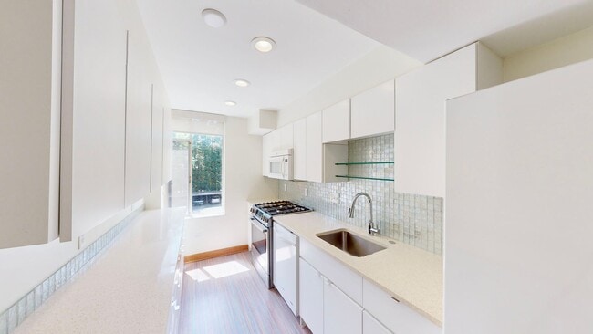 Building Photo - 1300 Queens Rd