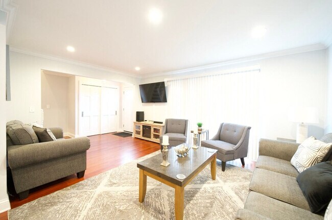 Primary Photo - 804 W State St