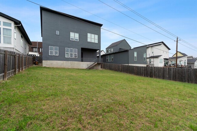 Building Photo - 6201 Toscana Ave