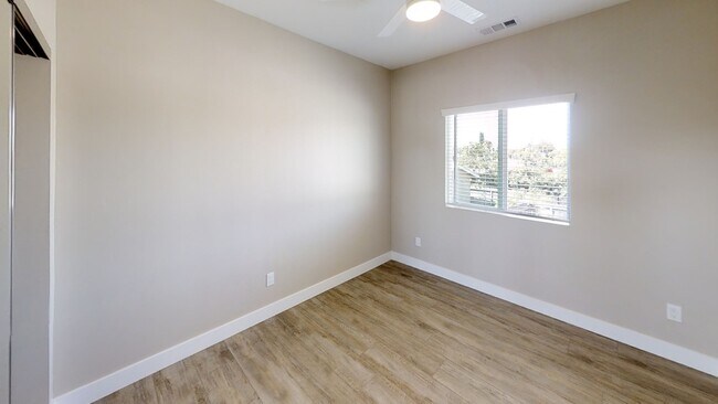 Building Photo - 5121-5123 E Falls View Dr