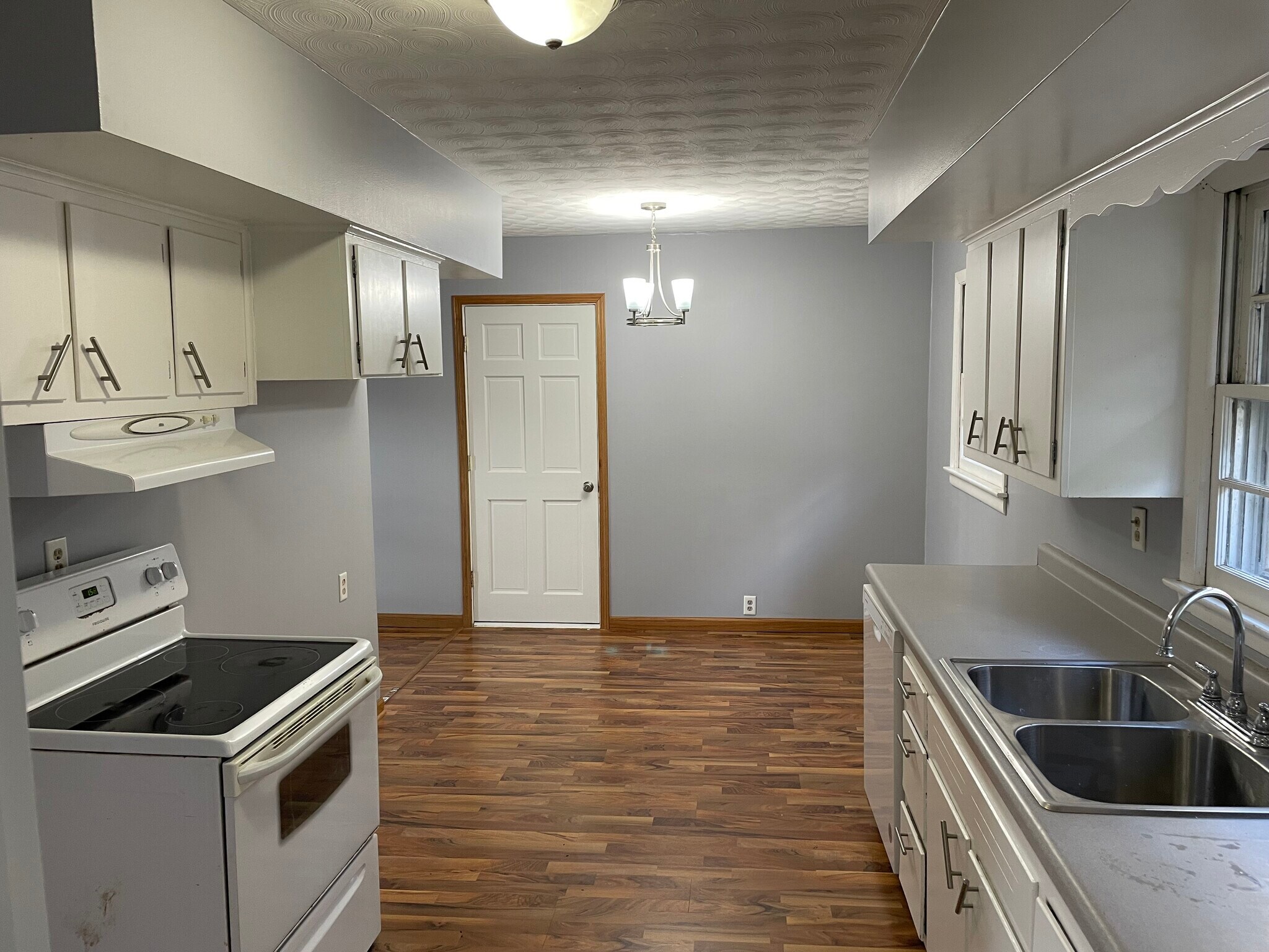 Kitchen-Dining - 620 Lawrence Dr