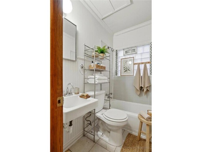 Building Photo - 1913 Emerson Ave S