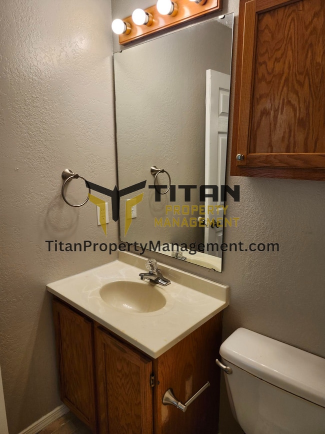 Building Photo - 3b/2b house