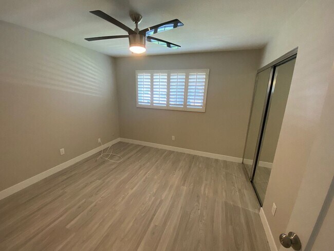 Building Photo - 8 BED/ 4 BATH with a POOL and Views!