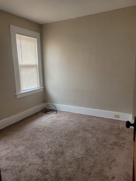 Building Photo - 305 Cascade St