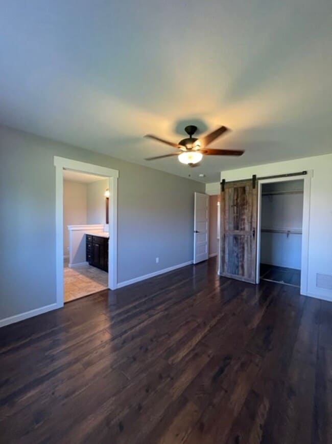 Building Photo - Custom Built 3 Bed/2 Bath Ranch Style Home!
