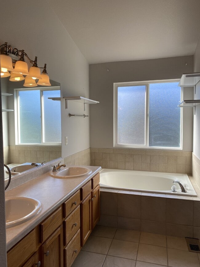 Building Photo - 4 bedroom - Montero