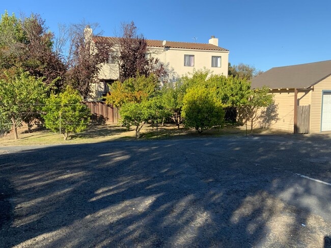 Building Photo - Beautifully remodeled 3 bedroom 2 bath Pin...