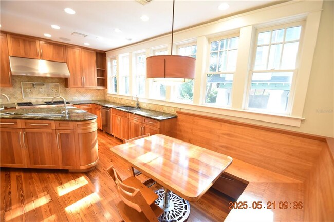 Building Photo - 810 S Packwood Ave