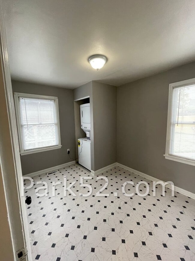 Building Photo - 3 Bedroom Rambler in North Tacoma With A/C!