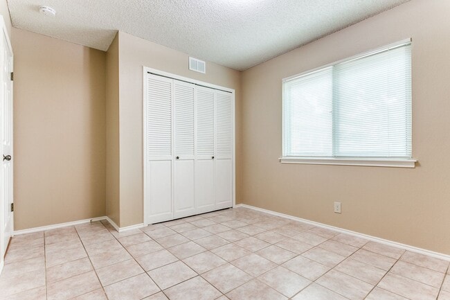 Building Photo - 4-BEDROOM IN BLOSSOM PARK