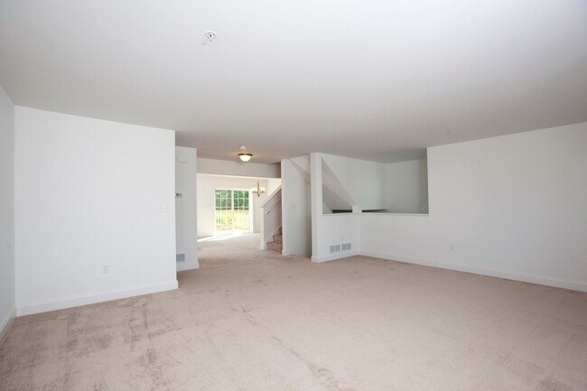 Building Photo - Three Bedroom Luxury Townhome!