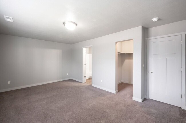 Building Photo - Awesome 2 Story Townhome in Vineyard w/ attached 2 car garage!