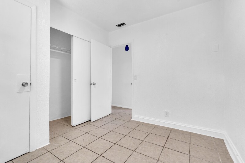 Building Photo - 2435 Plunkett St