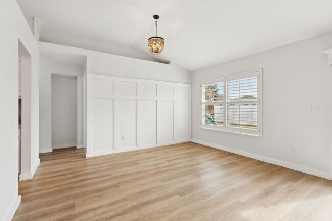 Building Photo - Adorable Newly Renovated 3/2