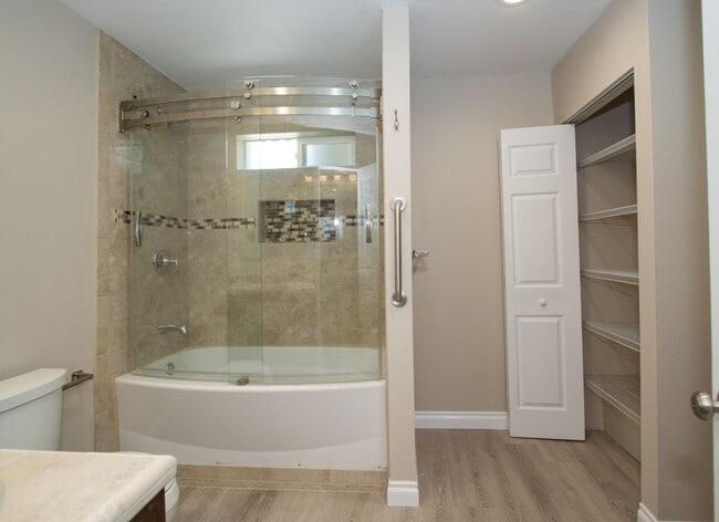 Building Photo - 2 Bedroom, 1 Bath with view of the Bay in ...