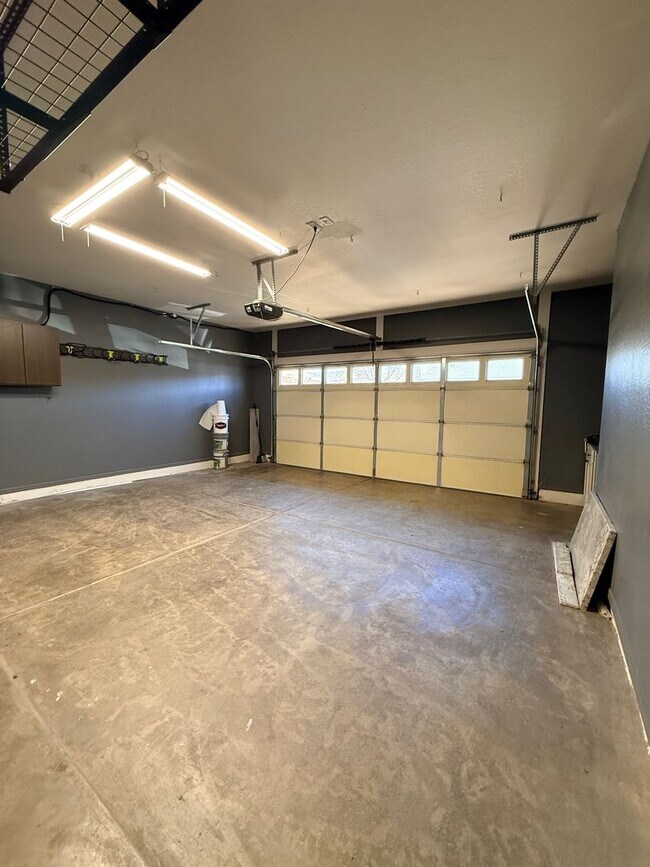 Building Photo - Adorable 3 Bedroom - 2 Bath - 2 Car Garage in Quailwood