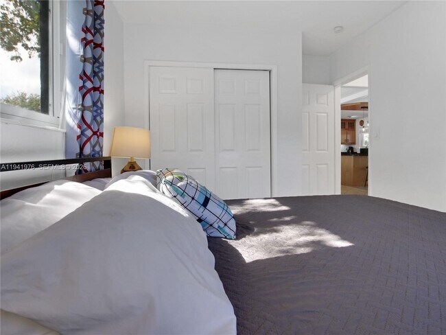 Building Photo - 1561 NE 47th St