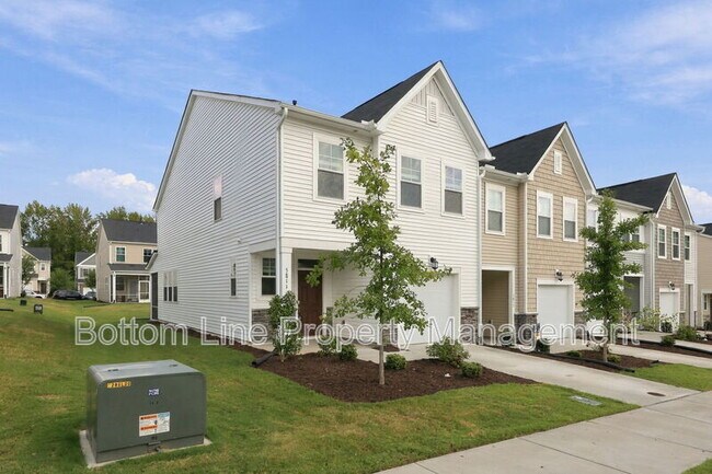 Building Photo - 5811 Woodlawn Dr