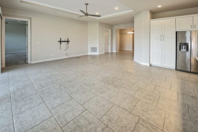Building Photo - 2/2+Den Coach Home Available Annually!