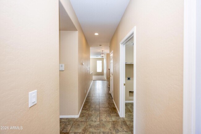 Building Photo - 2023 W Shackleton Dr