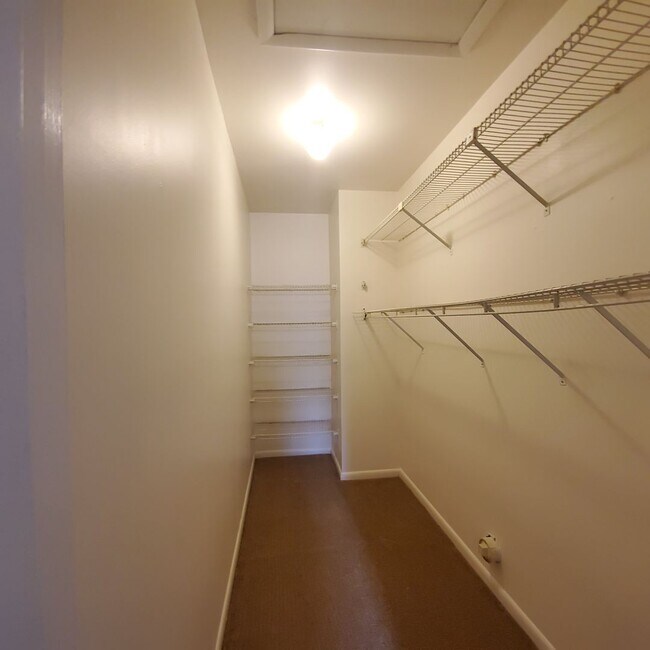 Building Photo - 2 Bedroom, 2 Bath Condo in Virginia Beach