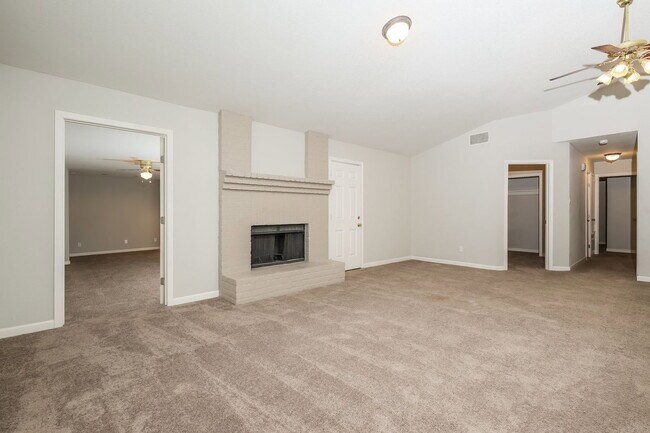 Building Photo - 2730 Bear Springs Dr