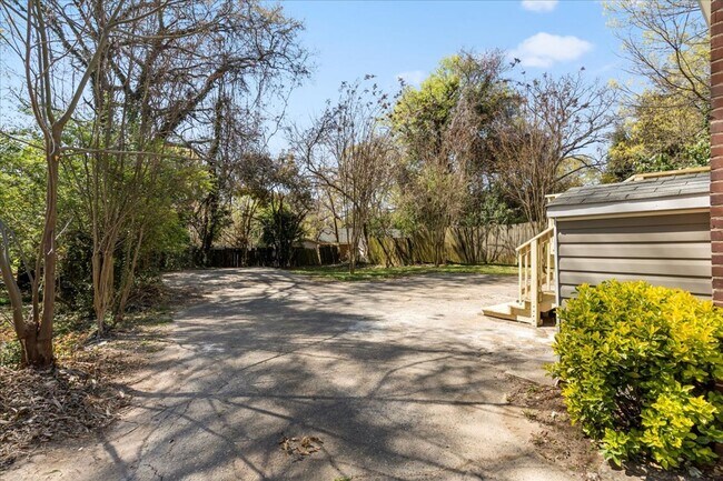 Building Photo - There is a Wow Factor in this Fully Renova...
