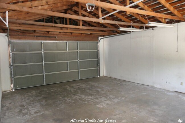 Building Photo - 466 E Molino Rd