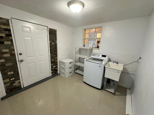 Building Photo - 104 NE 16th Ave