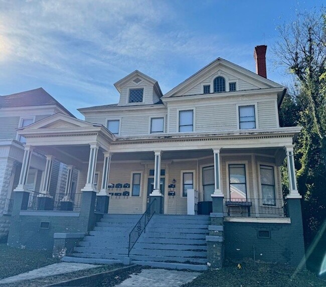 Building Photo - 946 Magnolia St