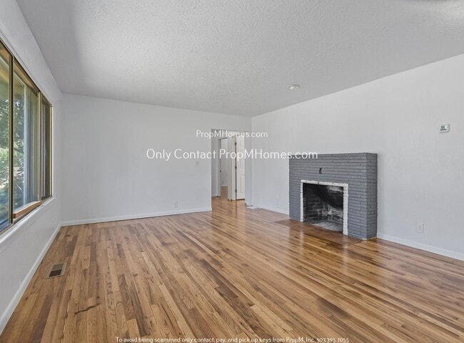 Building Photo - Charming Three Bedroom in Woodstock Neighborhood!