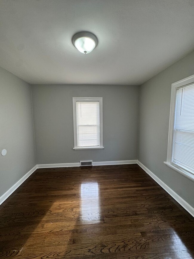 Building Photo - Move-in ready 3-bedroom home located in La...