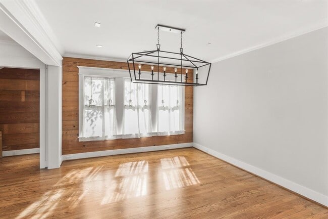 Building Photo - 1548 Cortlandt St